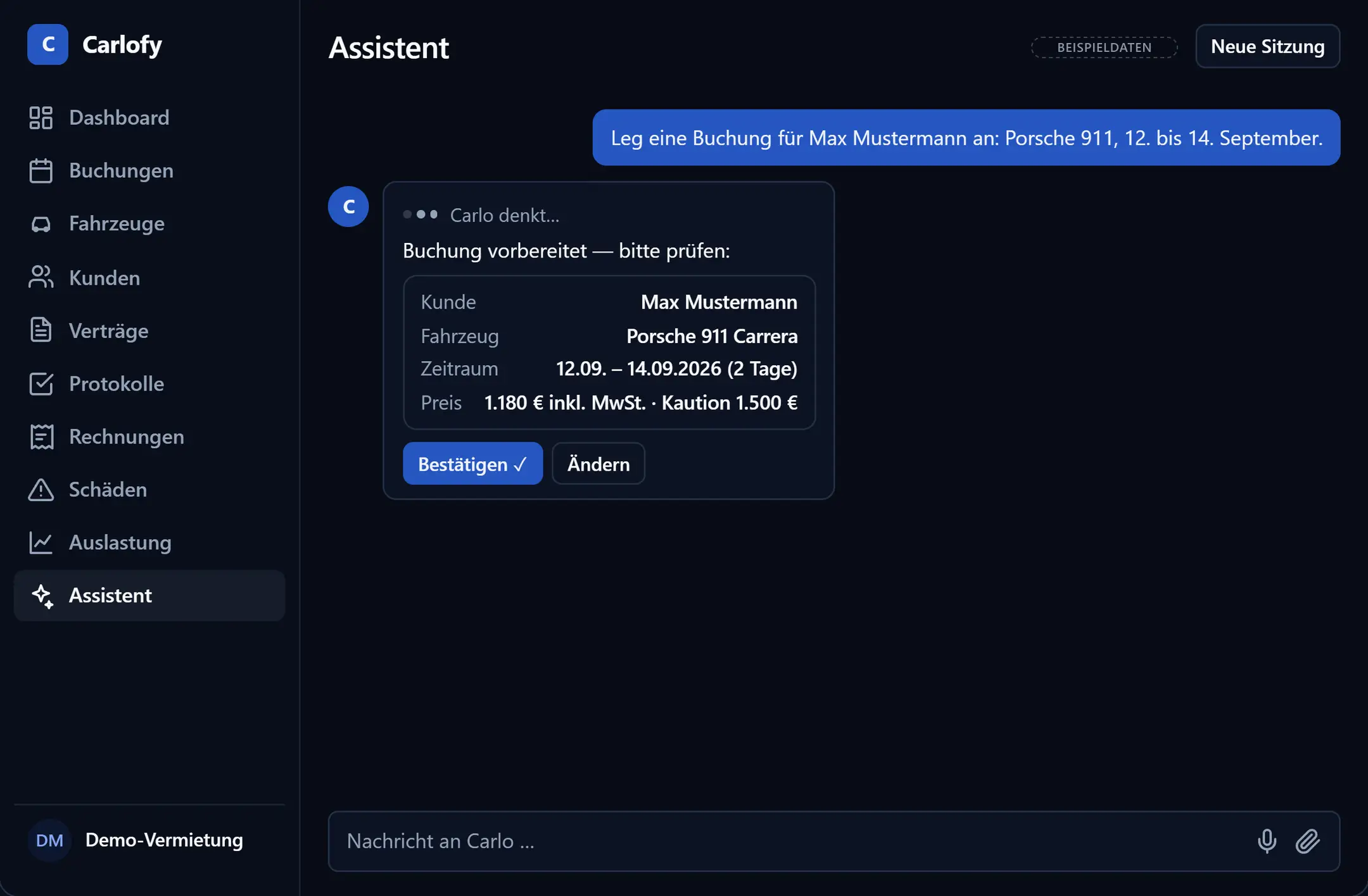 Carlofy-App in der Desktop-Ansicht (Beispieldaten): Der KI-Assistent Carlo legt aus der Nachricht „Leg eine Buchung für Max Mustermann an“ einen Buchungsvorschlag mit Fahrzeug, Zeitraum und Preis an, bestätigt wird per Klick